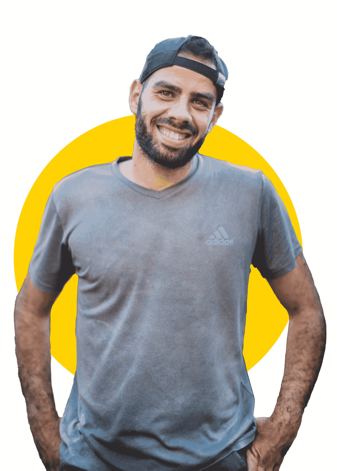 נועם ממשתלת פאר מחויך ובלבוש עבודה, מציג את שירות המשתלה עם גישה מקצועית ונעימה